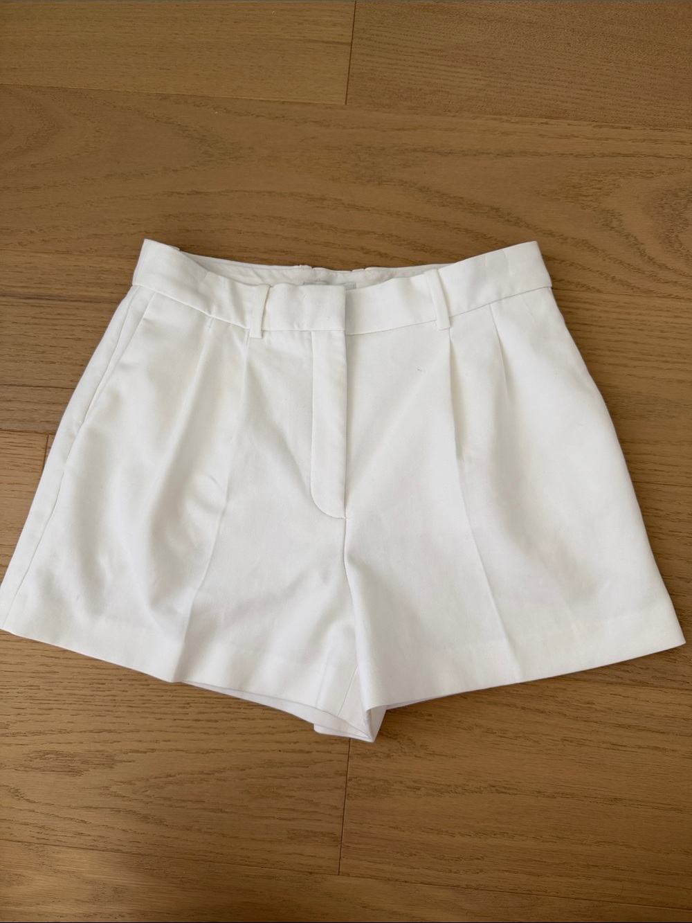 ARITZIA Babaton White High-Waist Tailored Shorts | Size 6